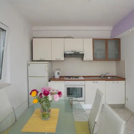 Lucy Apartment Split